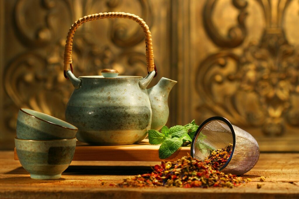 Loose leaf tea with cup and teapot
